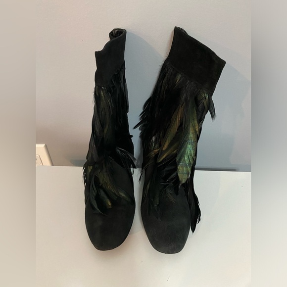 NEW LOW PRICE Delman black leather boots with feather adornment - Picture 2 of 4